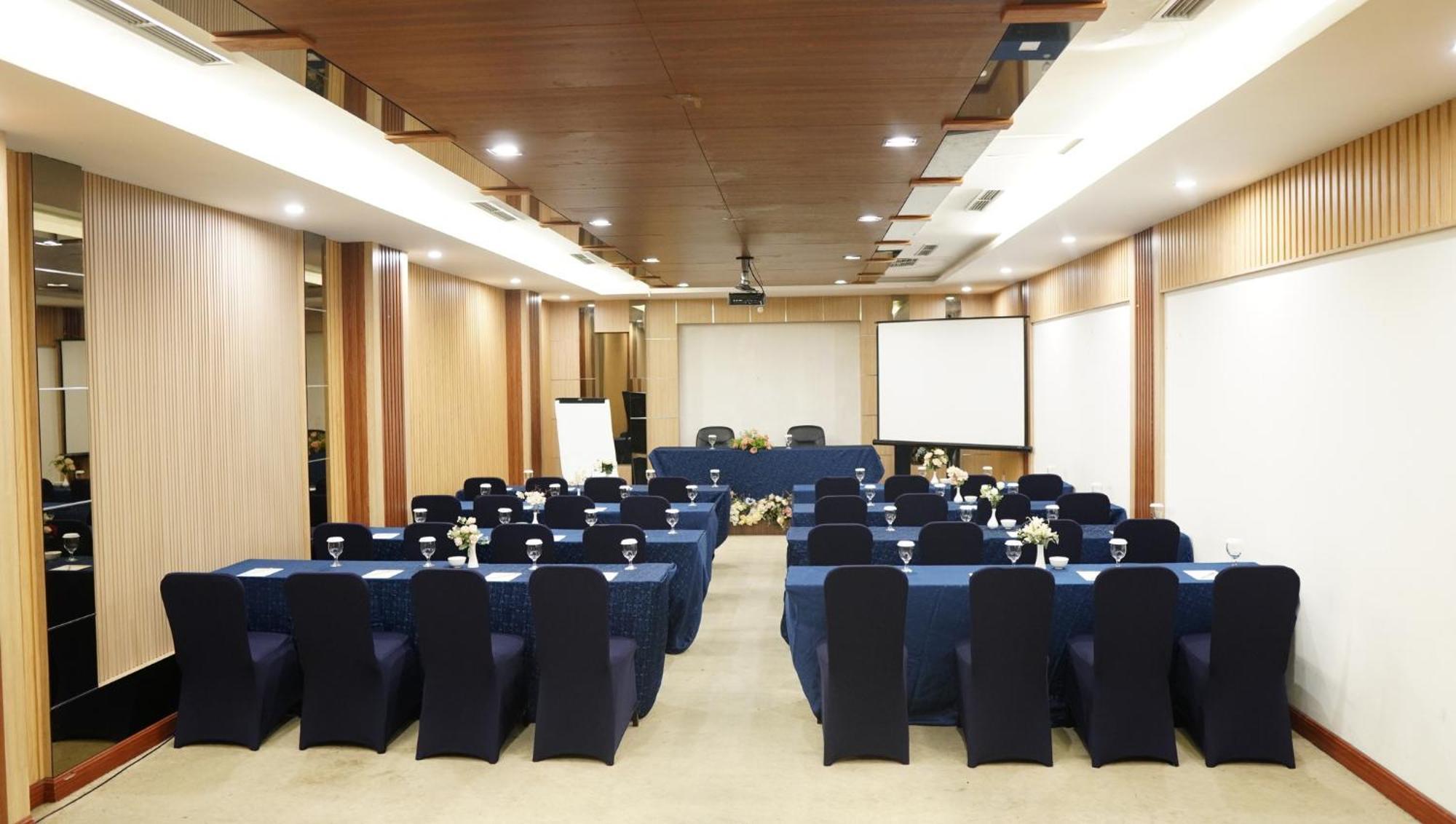 New Hollywood Hotel 北干巴鲁 外观 照片